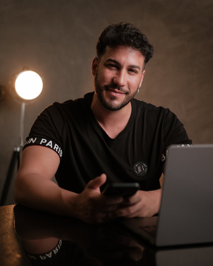 Mario Montes en su escritorio, sonriendo a la cámara
