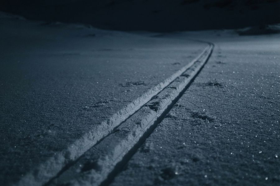 Huella de esquís marcada sobre la nieve